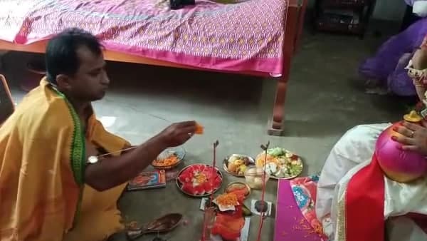 একহাতে পদ্ম আর এক হাতে লক্ষ্মীর ঝাঁপি একহাতে পদ্ম আর এক হাতে লক্ষ্মীর ঝাঁপি