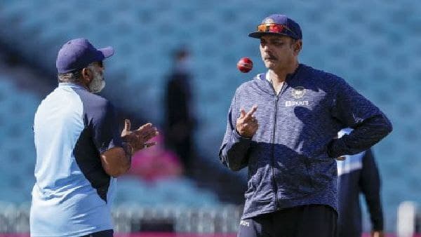 তলে তলে জোট বেঁধে ঘোঁট পাকাচ্ছেন দুই প্রাক্তন ভারতীয় কোচ? তলে তলে জোট বেঁধে ঘোঁট পাকাচ্ছেন দুই প্রাক্তন ভারতীয় কোচ?