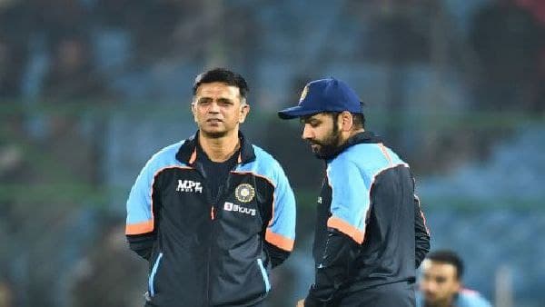 ভারতীয় ড্রেসিংরুমে হাসি ফেরাতে কী করছেন দ্রাবিড়? অশ্বিনের মতোই দিন বদলের আশায় গম্ভীর
