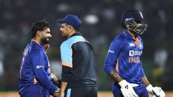 ভারতীয় ড্রেসিংরুমে হাসি ফেরাতে কী করছেন দ্রাবিড়? অশ্বিনের মতোই দিন বদলের আশায় গম্ভীর