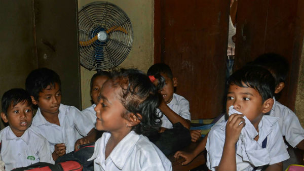 কালনায় কোভিড বিধি উপেক্ষা করেই চলছে ছোটদের ক্লাস 