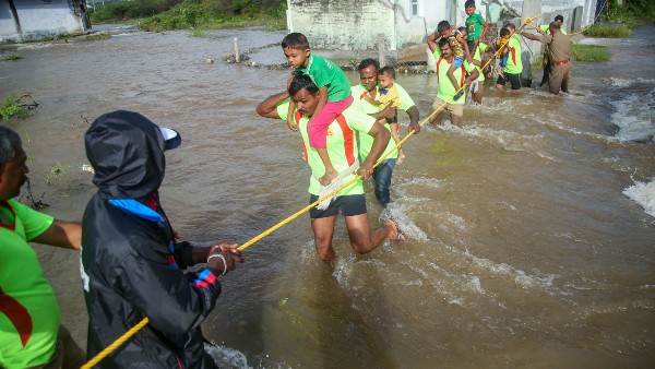 নিরাপদ জায়গায় যানবাহনগুলিকে সরানো হয়েছে