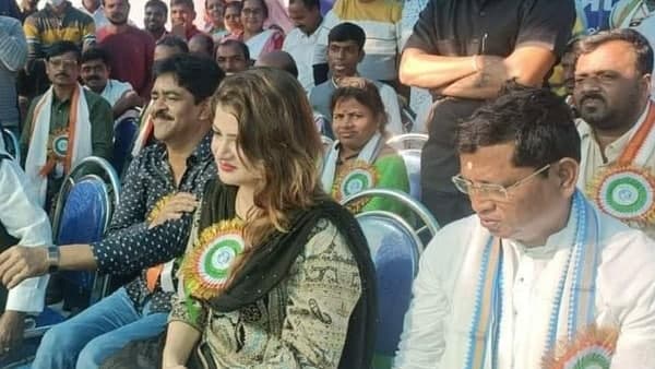 দল ছাড়েন শ্রাবন্তী