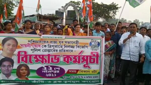 কলকাতায় যাওয়ার পথে গাড়ি ঘেরাও