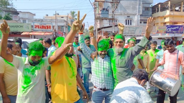 সব জায়গাতেই বিজয় উৎসব শুরু!