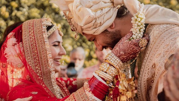 বিয়ের ছবি পোস্ট সোশ্যাল মিডিয়ায় বিয়ের ছবি পোস্ট সোশ্যাল মিডিয়ায়