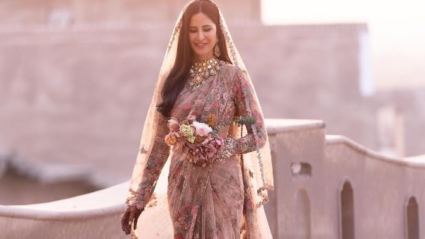 বিমানবন্দরে মিস্টার অ্যান্ড মিসেস বিমানবন্দরে মিস্টার অ্যান্ড মিসেস