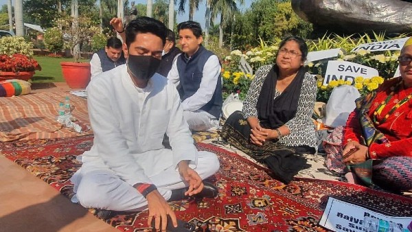 দিল্লিতে গিয়েই ধরনায় যোগদান দিল্লিতে গিয়েই ধরনায় যোগদান