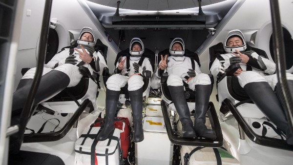  মহাকাশে মানুষ