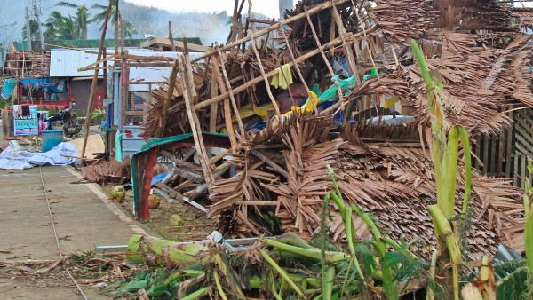ক্ষতিগ্রস্থদের দেওয়া হচ্ছে খাদ্য, পানীয় জল
