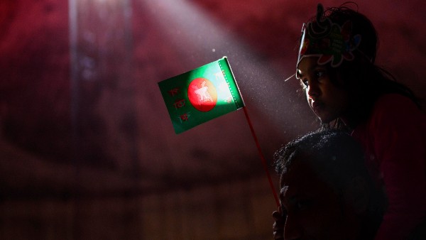 জাতীয় পতাকায় বেগুনি রং থাকে না