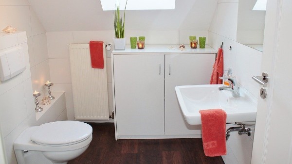 স্নানের আগে নোংরা কাপড় ধুয়ে নিন