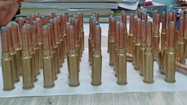 বিভিন্ন প্রার্থীর দলীয় রঙে রাঙানো ড্রামে গুলি বিভিন্ন প্রার্থীর দলীয় রঙে রাঙানো ড্রামে গুলি