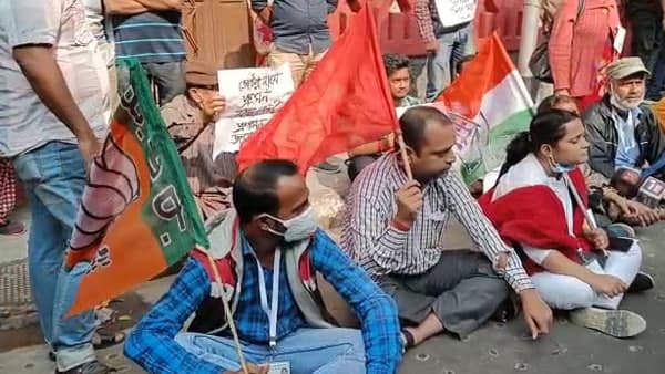 একাধিক জায়গাতে বুথের মধ্যে ঢুকে বিরোধী এজেন্টদের মারধর! একাধিক জায়গাতে বুথের মধ্যে ঢুকে বিরোধী এজেন্টদের মারধর!