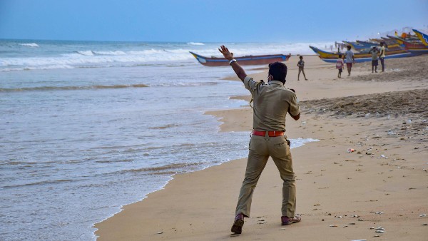 পুরীর কাছে উপকূল স্পর্শ করবে, তবু বিপদ বাংলার পুরীর কাছে উপকূল স্পর্শ করবে, তবু বিপদ বাংলার