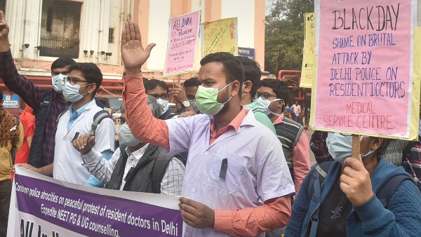 দিল্লির আবাসিক চিকিৎসকদের জাতীয় ধর্মঘট প্রত্যাহার, আজ থেকে আবার কাজ শুরু দিল্লির আবাসিক চিকিৎসকদের জাতীয় ধর্মঘট প্রত্যাহার, আজ থেকে আবার কাজ শুরু