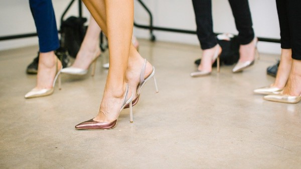  হাইহিল পুরুষেরাও পড়ত