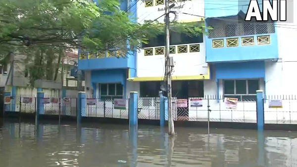 বৃষ্টিতে বিপর্যস্ত চেন্নাই বৃষ্টিতে বিপর্যস্ত চেন্নাই