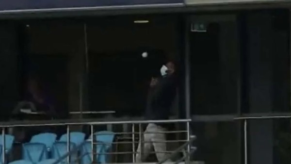 বিগ ব্যাশ লিগে স্ট্যান্ডে নেওয়া ‘জাগলিং ক্যাচ’ ভাইরাল মুহূর্তে বিগ ব্যাশ লিগে স্ট্যান্ডে নেওয়া ‘জাগলিং ক্যাচ’ ভাইরাল মুহূর্তে