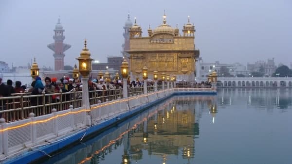 শিখদের পবিত্র গ্রন্থ গুরু গ্রন্থ সাহেবের অবমাননার অভিযোগ