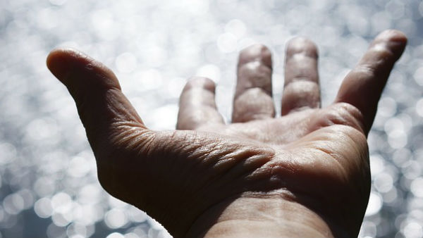 অনমিকায় তিল থাকলে অর্থ টেকে না