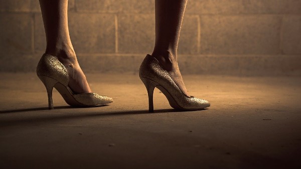 হাইহিলের দৈর্ঘ্য মাত্র ৫ ফুট ৪ ইঞ্চি