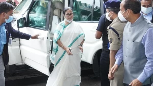 বোলপুর স্টেশনে অপেক্ষমান ছিলেন অনুব্রত
