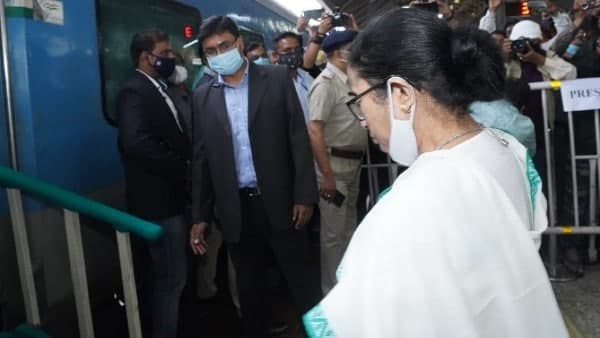 ৫ জেলায় প্রশাসনিক বৈঠকে যাওয়ার পথে মমতা