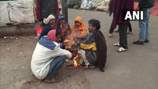 কোনও কোনও জায়গায় হাল্কা বরফপাত কোনও কোনও জায়গায় হাল্কা বরফপাত