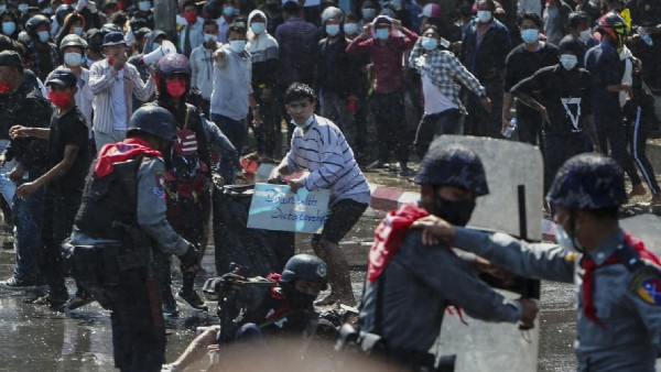 মায়ানমারে ধুন্ধুমার মায়ানমারে ধুন্ধুমার