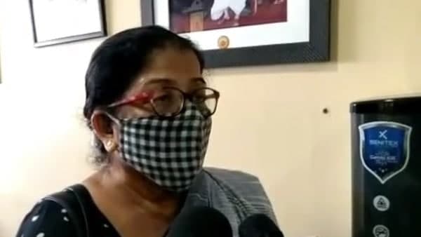 দাদার ছবি হাতেই মনোনয়ন জমা দিলেন বোন