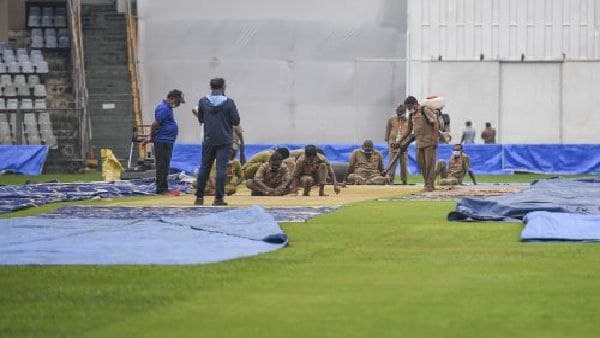 ভারত-নিউজিল্যান্ড দ্বিতীয় টেস্টের টস দেরিতে , বৃষ্টিতে মাঠ ভিজে থাকাতেই বিপত্তি ভারত-নিউজিল্যান্ড দ্বিতীয় টেস্টের টস দেরিতে , বৃষ্টিতে মাঠ ভিজে থাকাতেই বিপত্তি