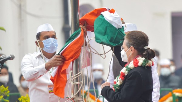 তোপ দাগেন মোদী সরকারকে