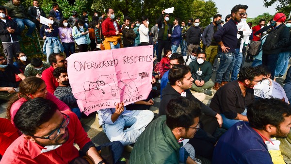 আবাসিক চিকিৎসক কী বললেন