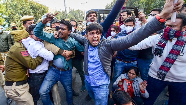 মৌলনা আজাদ মেডিকেল কলেজ থেকে প্রতিবাদ মিছিল