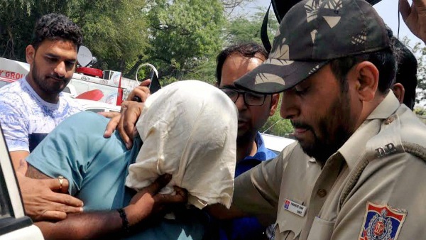 জ্যাকলিনের বোনকে টাকা পাঠায় সুকেশ জ্যাকলিনের বোনকে টাকা পাঠায় সুকেশ