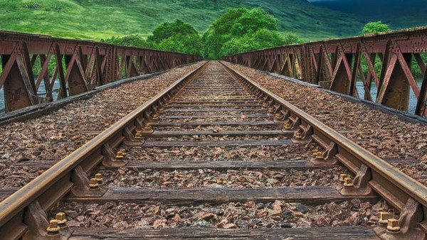 এখন ট্র্যাকে ছোট পাথরের আসল কাজ কী