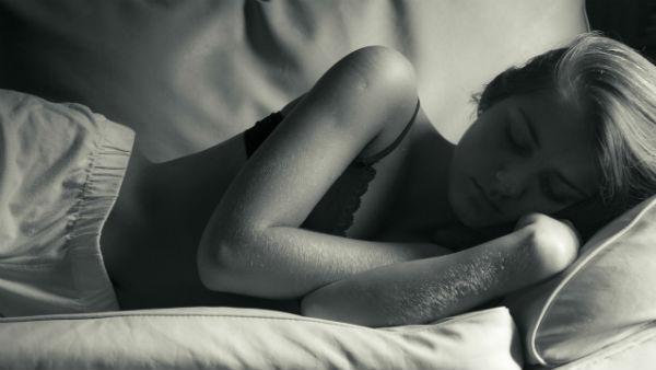 বিছানায় তেল নিয়ে ঘুমানো অশুভ