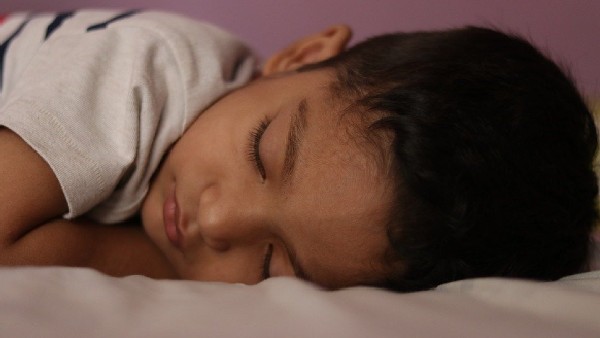 লাল কাপড় পরিহিতা মহিলা লাল কাপড় পরিহিতা মহিলা