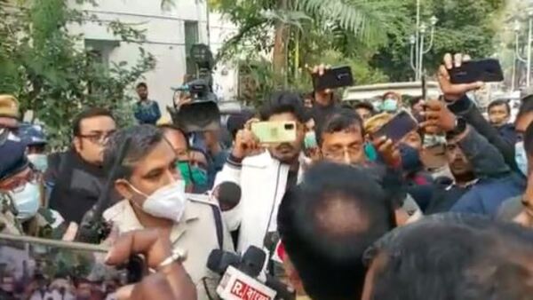 শুভেন্দু অধিকারীর সঙ্গে বচসা পুলিশের শুভেন্দু অধিকারীর সঙ্গে বচসা পুলিশের