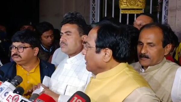 রাজ্যপালের কাছে দরবার