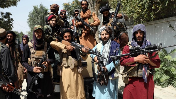 মাথায় স্কার্ফ পড়া বাধ্যতামূলক মাথায় স্কার্ফ পড়া বাধ্যতামূলক