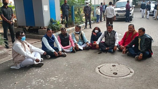 এমএলএ হস্টেলে আটক ৮ বিধায়ক এমএলএ হস্টেলে আটক ৮ বিধায়ক