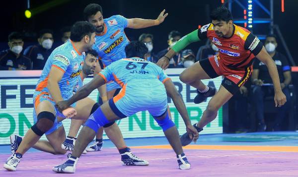 বেঙ্গালুরু বুলসকে হারিয়ে চার নম্বরে উঠে এল বেঙ্গল ওয়ারিয়র্স, তামিল থালাইভাসের বিরুদ্ধে জিতল গুজরাত জায়েন্টস বেঙ্গালুরু বুলসকে হারিয়ে চার নম্বরে উঠে এল বেঙ্গল ওয়ারিয়র্স, তামিল থালাইভাসের বিরুদ্ধে জিতল গুজরাত জায়েন্টস