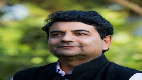 গান্ধী পরিবার থেকে আগেই দূরে সরেছিলেন
