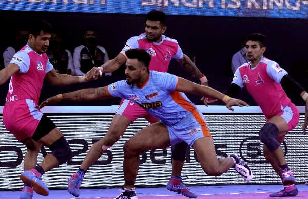হারের হ্যাটট্রিকের ধাক্কা কাটিয়ে জয়ে ফিরল বেঙ্গল ওয়ারিয়র্স, ছন্দ অব্যহত পাটনা পাইরেটসের হারের হ্যাটট্রিকের ধাক্কা কাটিয়ে জয়ে ফিরল বেঙ্গল ওয়ারিয়র্স, ছন্দ অব্যহত পাটনা পাইরেটসের