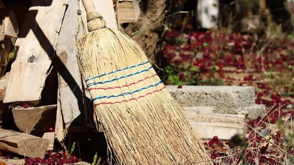  ঘর ঝাড়ু দেবেন না