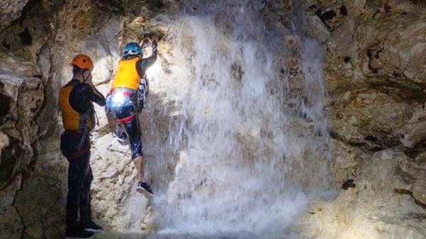 গুহার অভ্যন্তরে ঘূর্ণায়মান প্যাটার্নটি হ্রদের আকাশি দলের প্রতিফলন গুহার অভ্যন্তরে ঘূর্ণায়মান প্যাটার্নটি হ্রদের আকাশি দলের প্রতিফলন