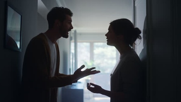 কারণ ছাড়াই বাড়িতে ঝগড়া