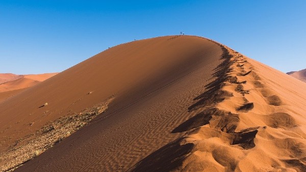 বালুভূমির উপর শ্বেতশুভ্র তুষারে সে অনির্বচনীয় রূপ বালুভূমির উপর শ্বেতশুভ্র তুষারে সে অনির্বচনীয় রূপ
